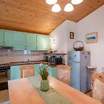 Vrt, A Private And Fully Fenced Forest Retreat Vakantiehuis