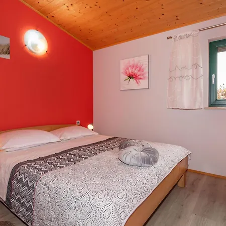 Casa vacanze Vrt, A Private And Fully Fenced Forest Retreat