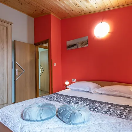 Vrt, A Private And Fully Fenced Forest Retreat *