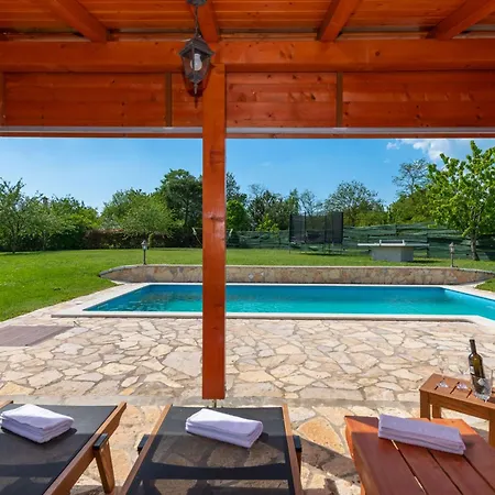 Vrt, A Private And Fully Fenced Forest Retreat Feriehus Heki
