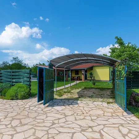 Casa vacanze Vrt, A Private And Fully Fenced Forest Retreat