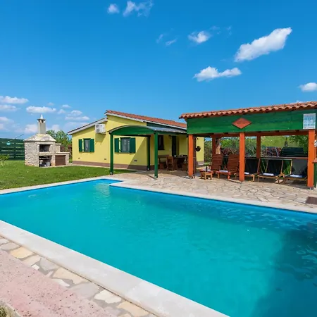 Casa vacanze Vrt, A Private And Fully Fenced Forest Retreat